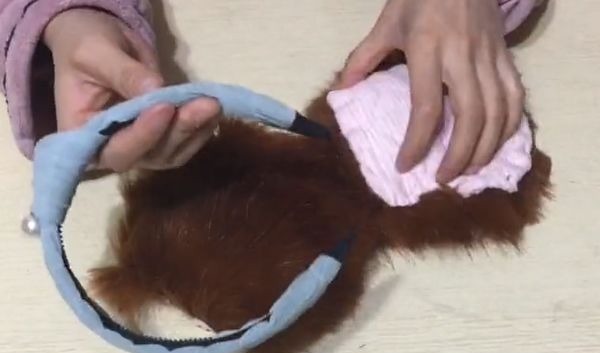 旧衣服上的毛领别急着扔，只需这样剪一剪，全家人都抢着用！