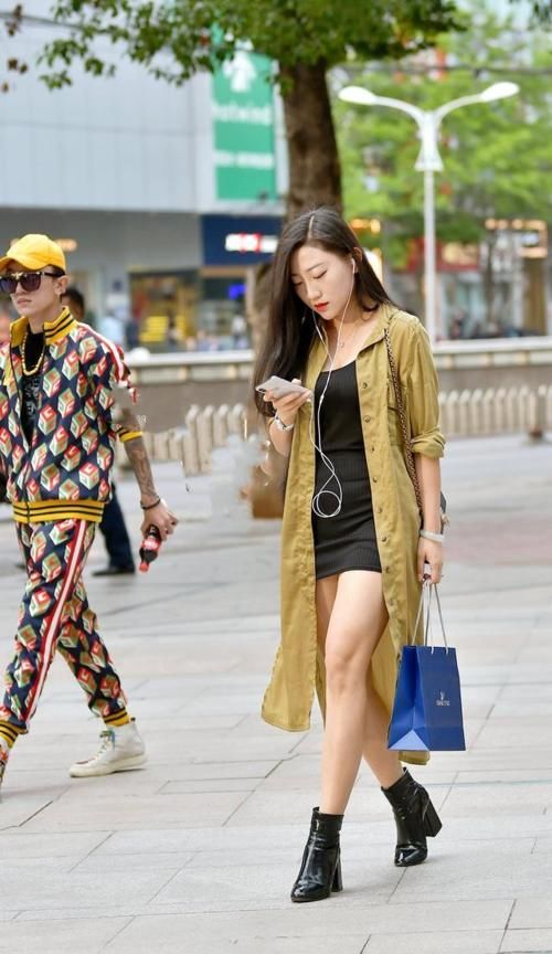 街拍：穿着简单时尚的微胖美女，笑得很开心啊，颜值也还可以