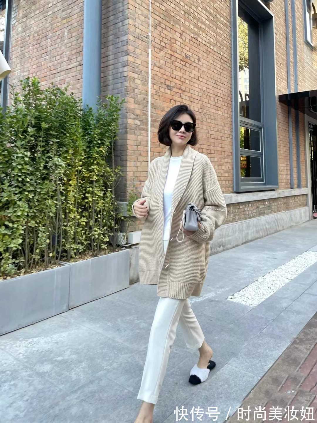 配饰 真正会打扮的中年女人,穿衣都在做“减法”,基础款穿出好气质