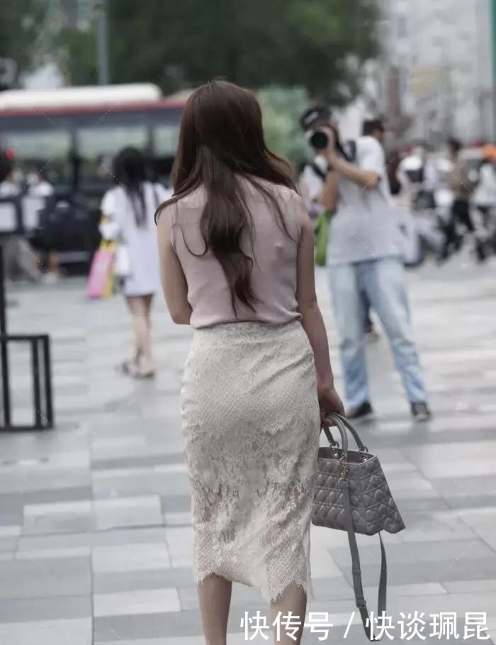 轻裙|绶带盘金缕,轻裙透碧罗,过膝蕾丝裙巧穿搭令你自信亦优雅