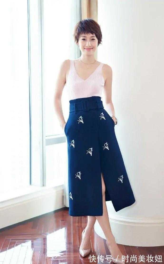 时髦|被马伊琍的穿搭圈粉了，粉色吊带衫配开叉半身裙，高级又时髦