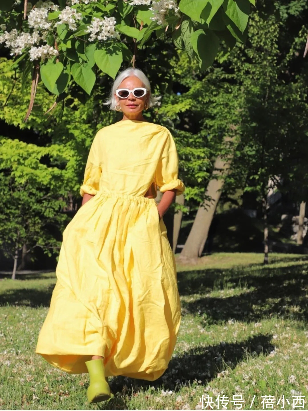 条纹|50、60岁女性穿衣要跳脱年龄界限,来学白发老奶奶穿搭,惊艳时光