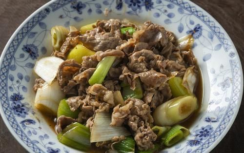 做葱爆羊肉用不用先腌制？教你正确做法，羊肉鲜香滑嫩还不膻