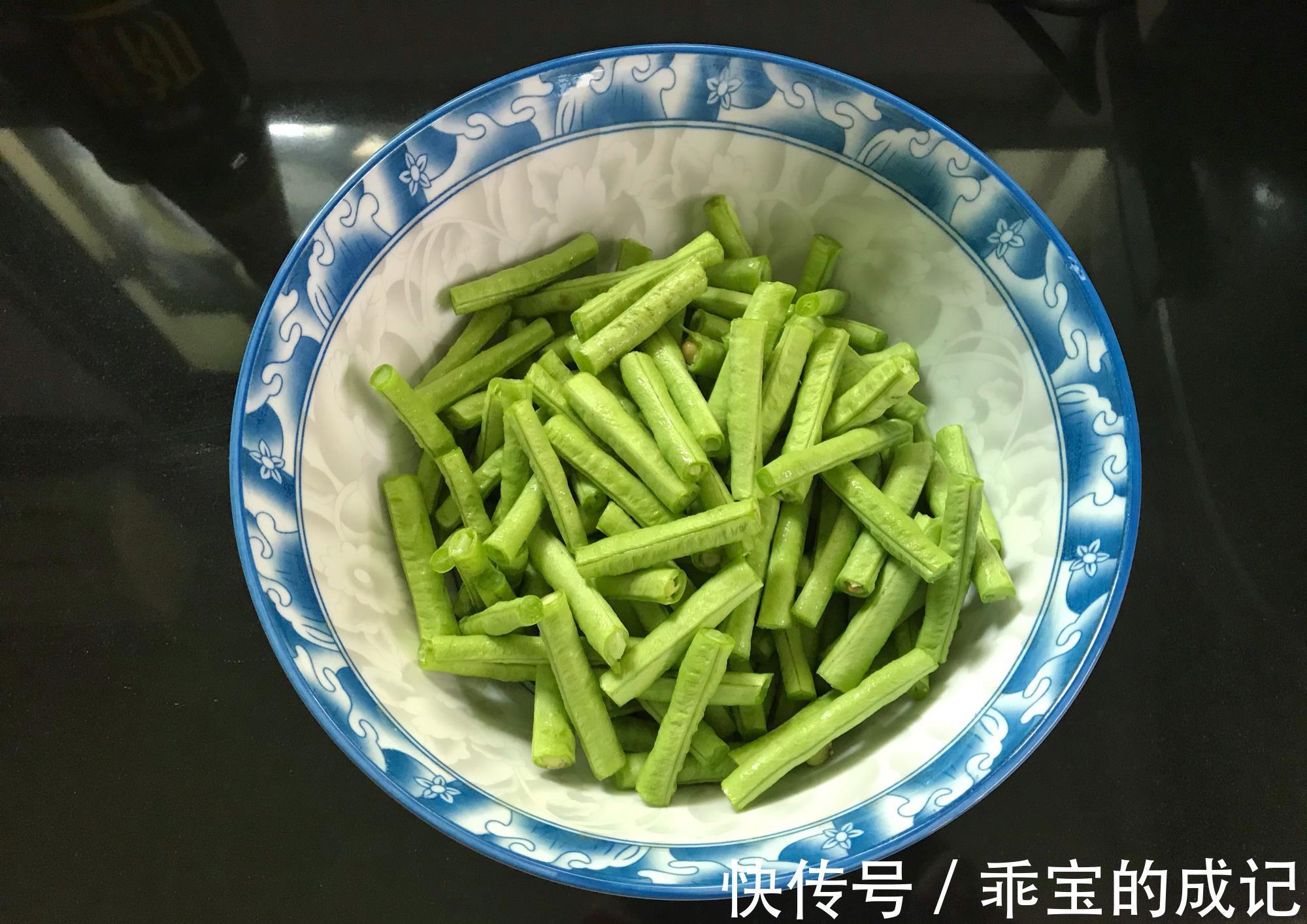 鸡蛋|豆角里打入1个鸡蛋,不炒不煮,没想到如此好吃,开胃解腻不长肉