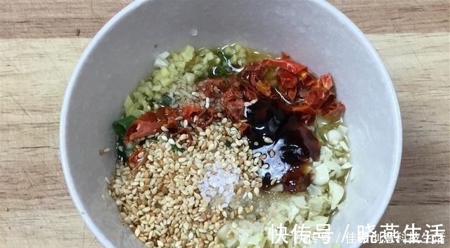 凉拌莲藕好吃有技巧,看老阿姨详细凉拌流程,藕片洁白脆嫩不发色