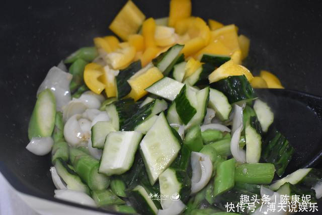  清甜|天热多吃蔬菜补充维生素，四种蔬菜一起炒，脆嫩清甜爽口