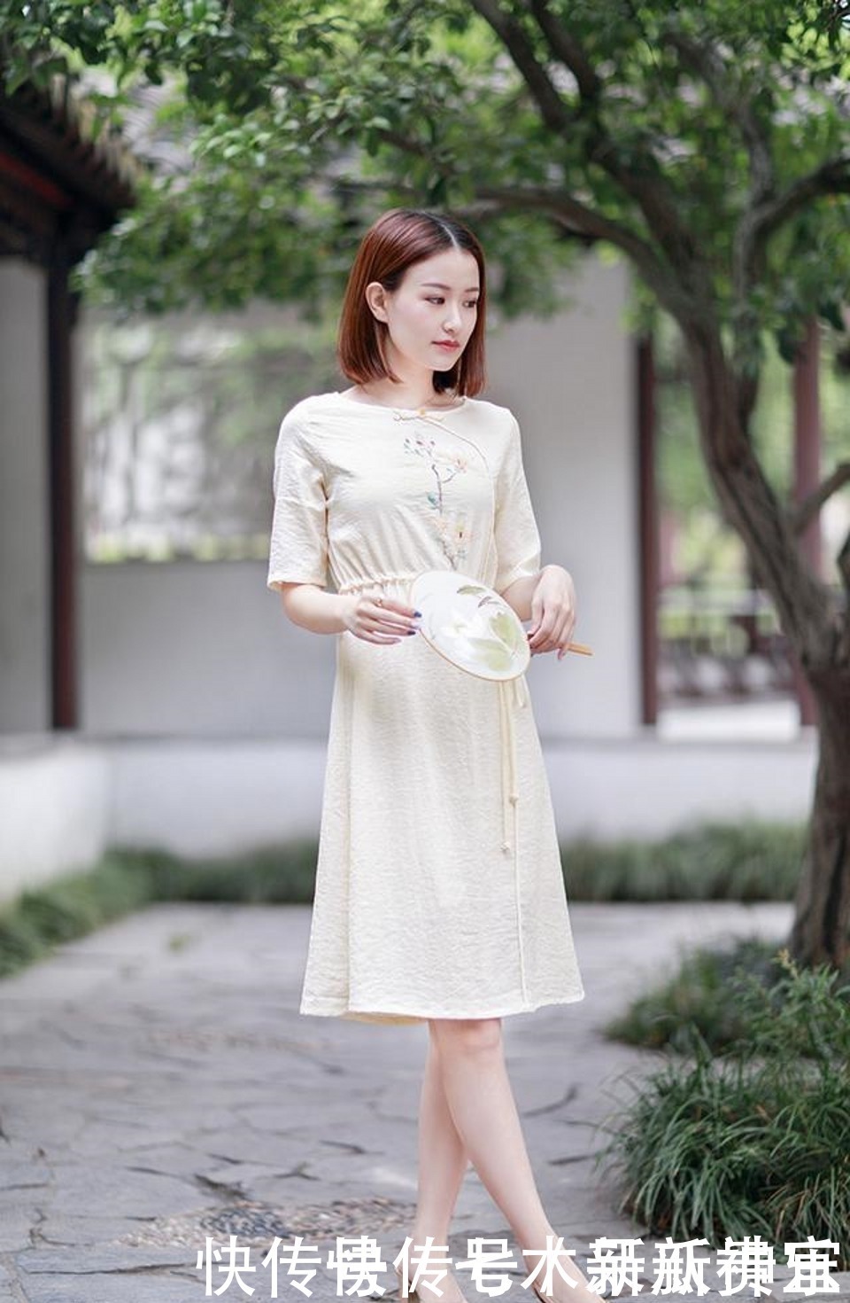 街拍,美女迷彩瑜伽裤搭配简单的短袖,撑起了性感身材