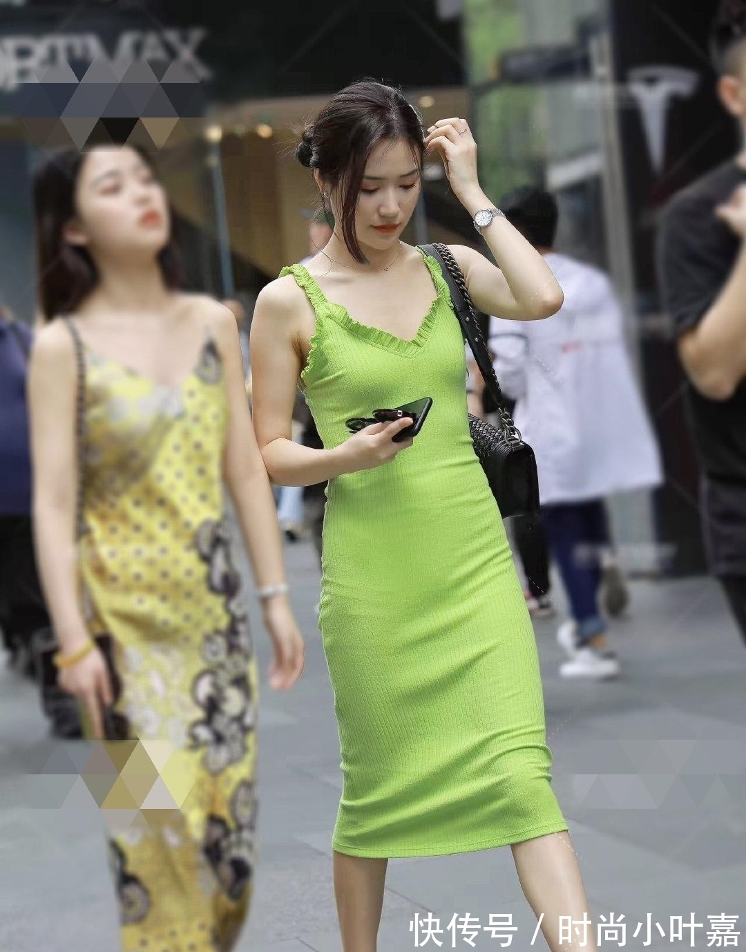 衣服 姐姐逛街带厚妆,穿青绿修身裙配黑包,美得不像话