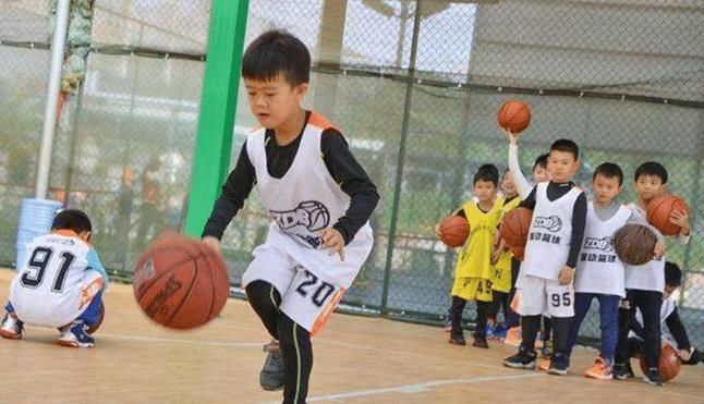 “屁股下边全是脚”，宝妈晒照吐槽宝宝小短腿火了，网友笑翻了