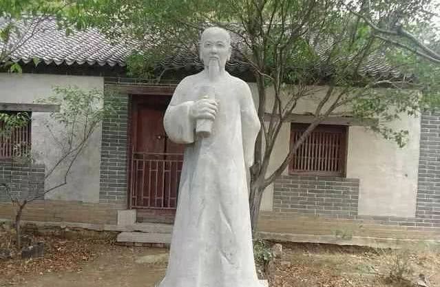 孔子|康熙拜孔墓不肯下跪,孔子后人将碑文改掉3字,康熙立马下跪