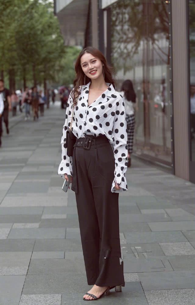 街拍:清爽靓丽的短发美女,穿黑色的吊带连衣裙,时尚大气