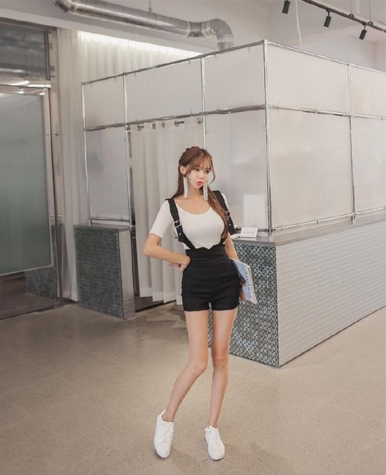 街头风|路人街拍，斜一字肩的背心搭配牛仔热裤，看起来街头风十足