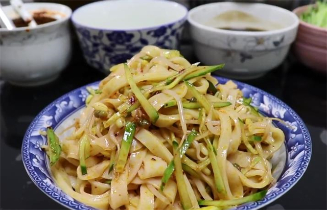 不用和面揉面洗面,教你最详细凉皮配方,劲道柔软有韧性,超简单