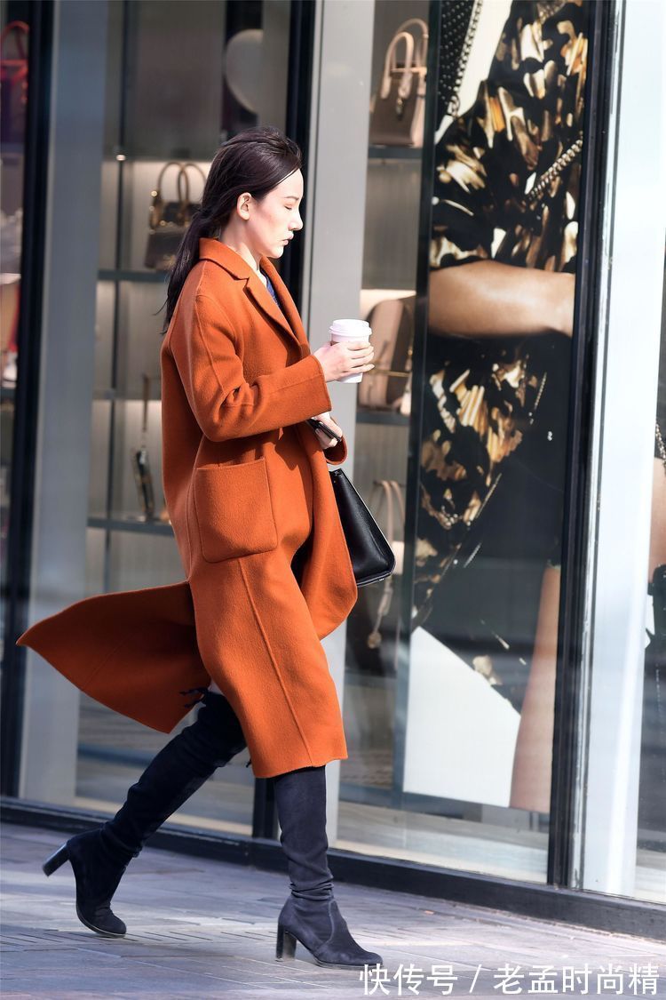 身材 街拍:?小姐姐身材高挑,穿着黑色拼接的丝袜,展示出骨感的长腿