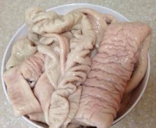 别再直接炒肥肠了，记住这两点，炒出来的肥肠又香又嫩