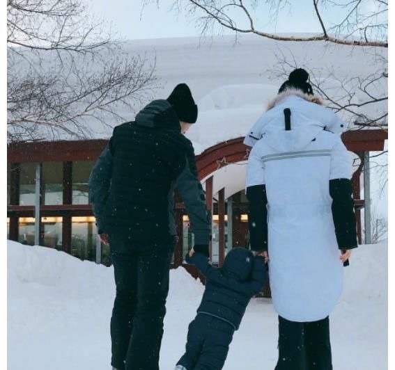 黃曉明深夜秀恩愛(ài),罕見(jiàn)下廚為baby做紅燒肉,一家三口用同款水杯