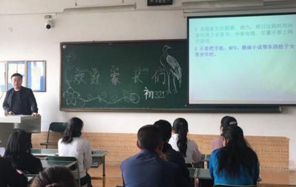 学生家长|小学生家长会“姓名牌”留言火了,内容过于真实,满满都是求生欲