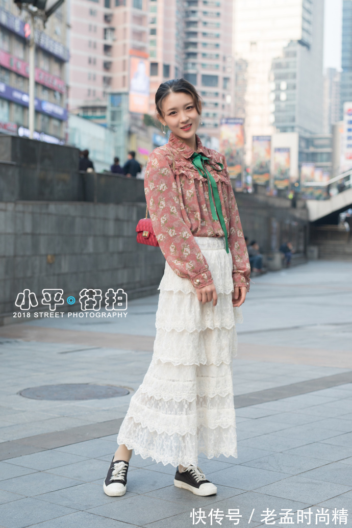 街拍 重庆街拍,皮衣与牛仔裤搭配一字高跟鞋,魅力与时尚并存!