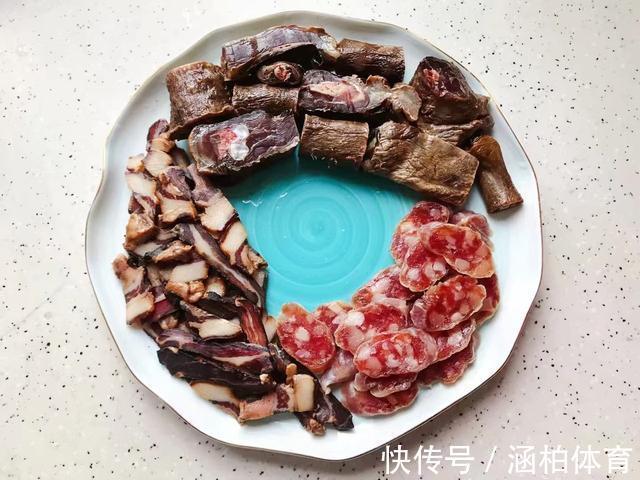 解馋|家常腊味三拼，加入一个鸡蛋蒸一蒸就上桌，简单又解馋
