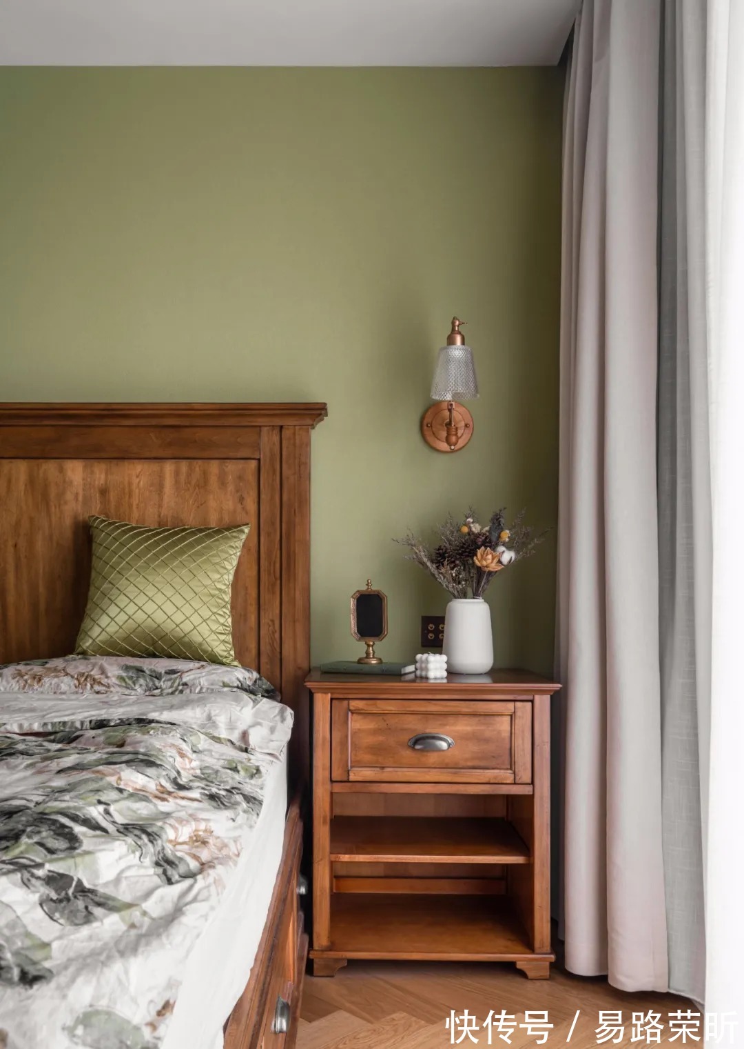 住所|把屋主中意的颜色通通搬到家中,塑造出一个时尚又颇具复古气息的高级感住所