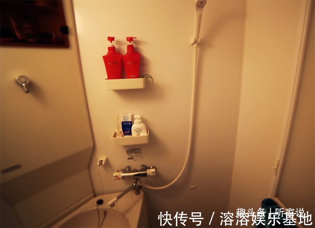 缝隙房|90后姑娘住进日本8㎡“缝隙房”,吃饭坐地上,睡觉爬梯子