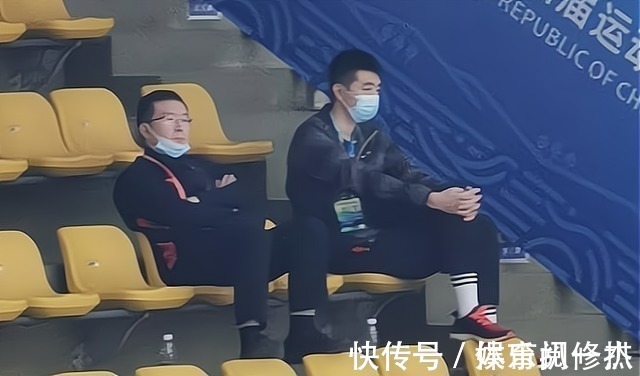 为老家女排鸣不平!郎平热门接班人质疑裁判,脚踩椅子动作不文明