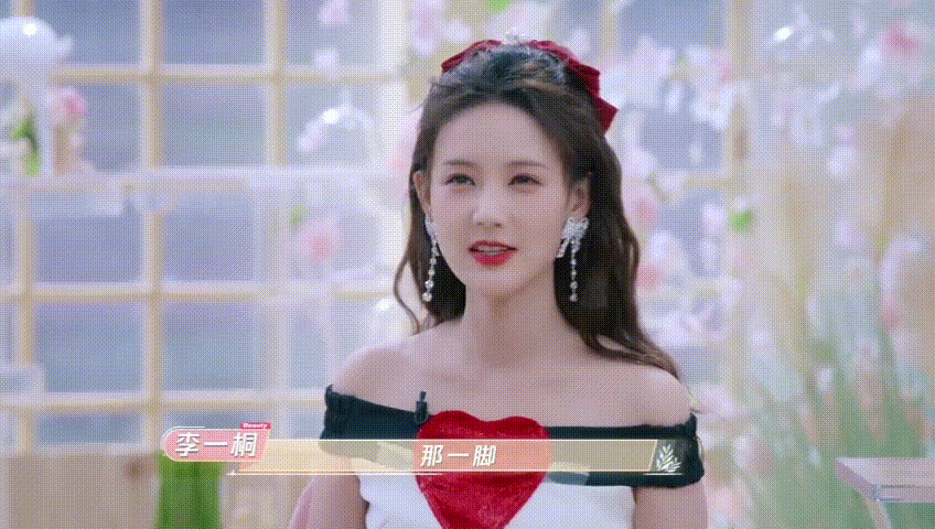 追星名场面!李一桐当众表白王一博,她眯眼甜笑,他的反应成亮点