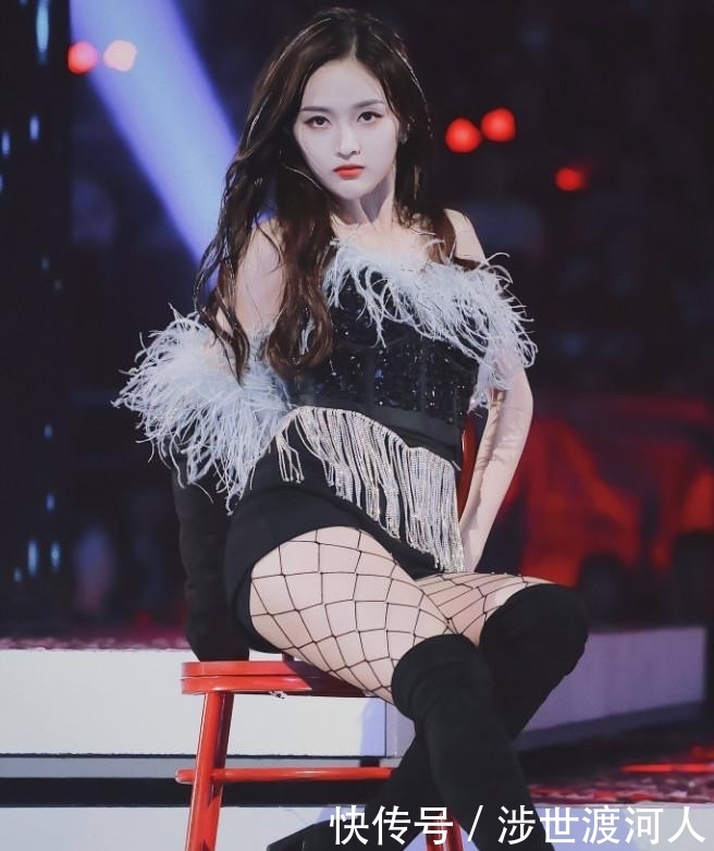 皮肤|是时候扔掉丝袜了,现在最火的袜子叫“吊床袜”+长靴,潮爆了!