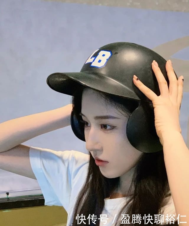 赏析|壁纸赏析12——悠闲运动风高甜美少女