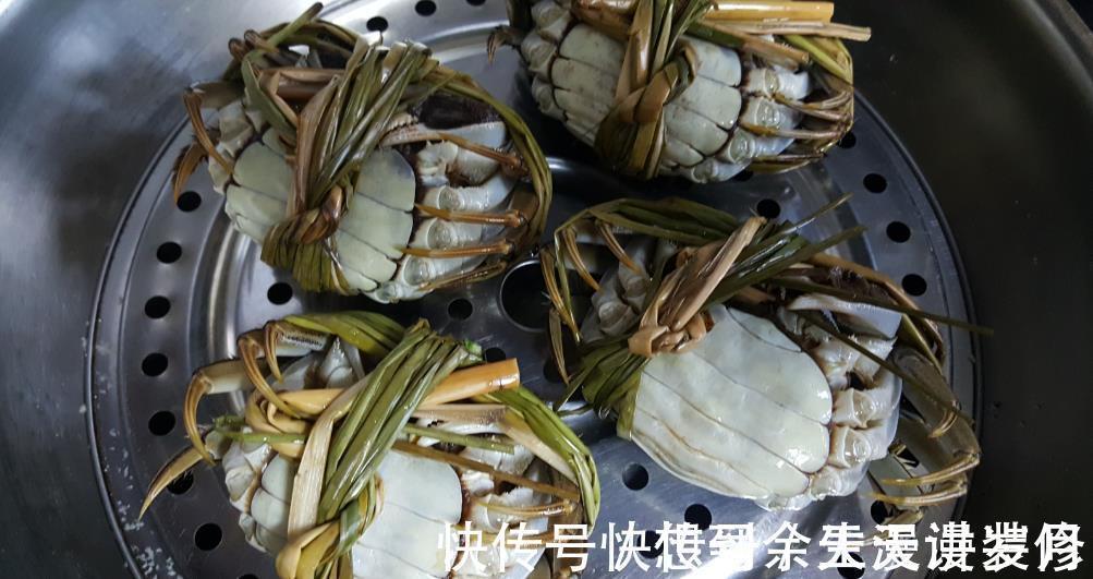 蒸大闸蟹，直接蒸是大忌，学会3个技巧，不掉腿不流黄，鲜嫩美味