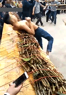 车主|搞笑GIF:10.业主临时停车被物业“锁轮胎”,看吉姆尼车主如何轻松应对