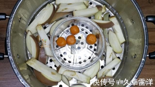 蒸茄子时,万万不可直接蒸,多加一步,茄子雪白不黑,鲜嫩有食欲