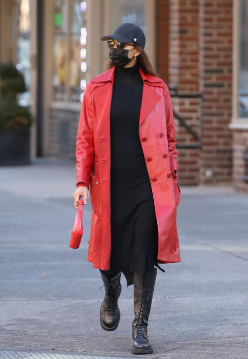 红色配什么颜色好看？配黑色白色或蓝色都不错，洋气明媚又时尚