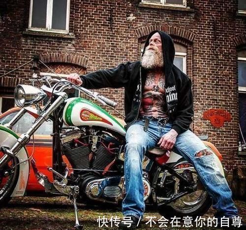 ju还记得健身36年的荷兰纹身老头吗一身肌肉完胜小鲜肉,他现状是这样