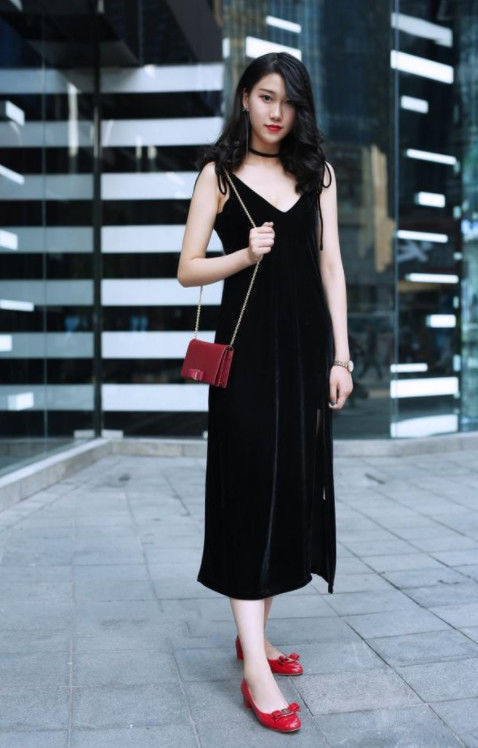 吊带|街拍小姐姐白色吊带配短裤,秀出白皙长腿,媚而不俗