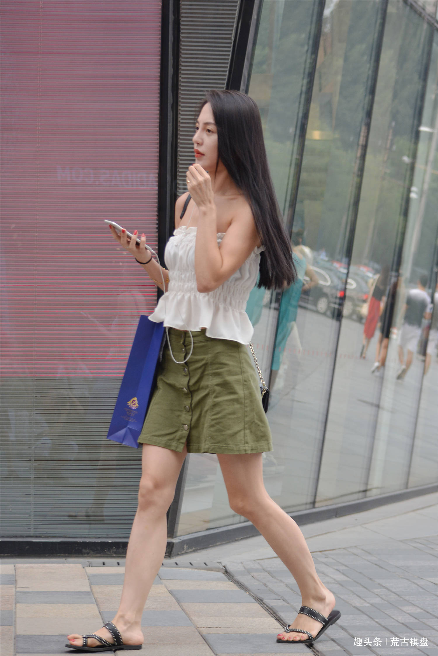 高跟鞋 穿着短裙搭配平底凉鞋,这是对自信,也喜欢休闲风格