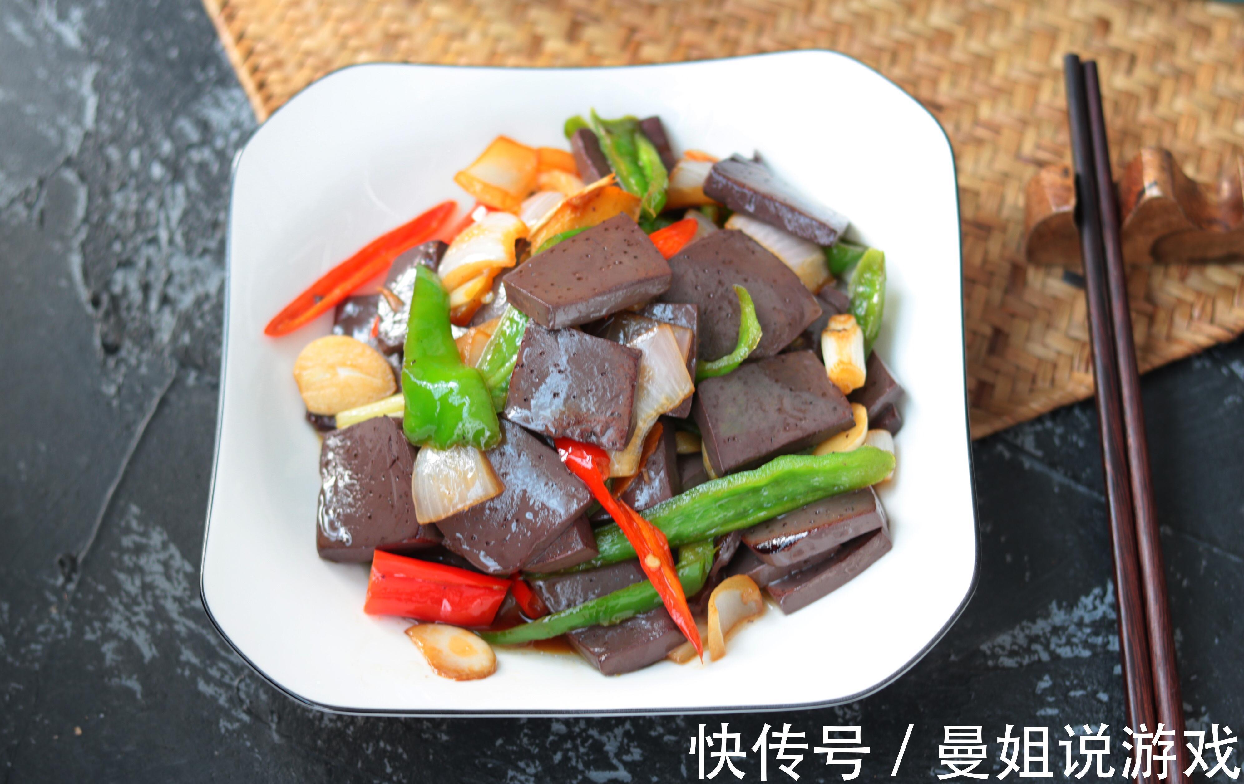 洋葱搭配羊血一起炒,不腥不膻,吃起来别有一番风味