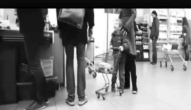 家长|8岁男孩故意用推车撞孕妇,妈妈却旁观,孕妇老公的做法让人解气