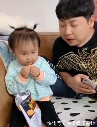 零食|女儿吃零食,喂了爸爸一口,把手抽回来一闻:手不要啦