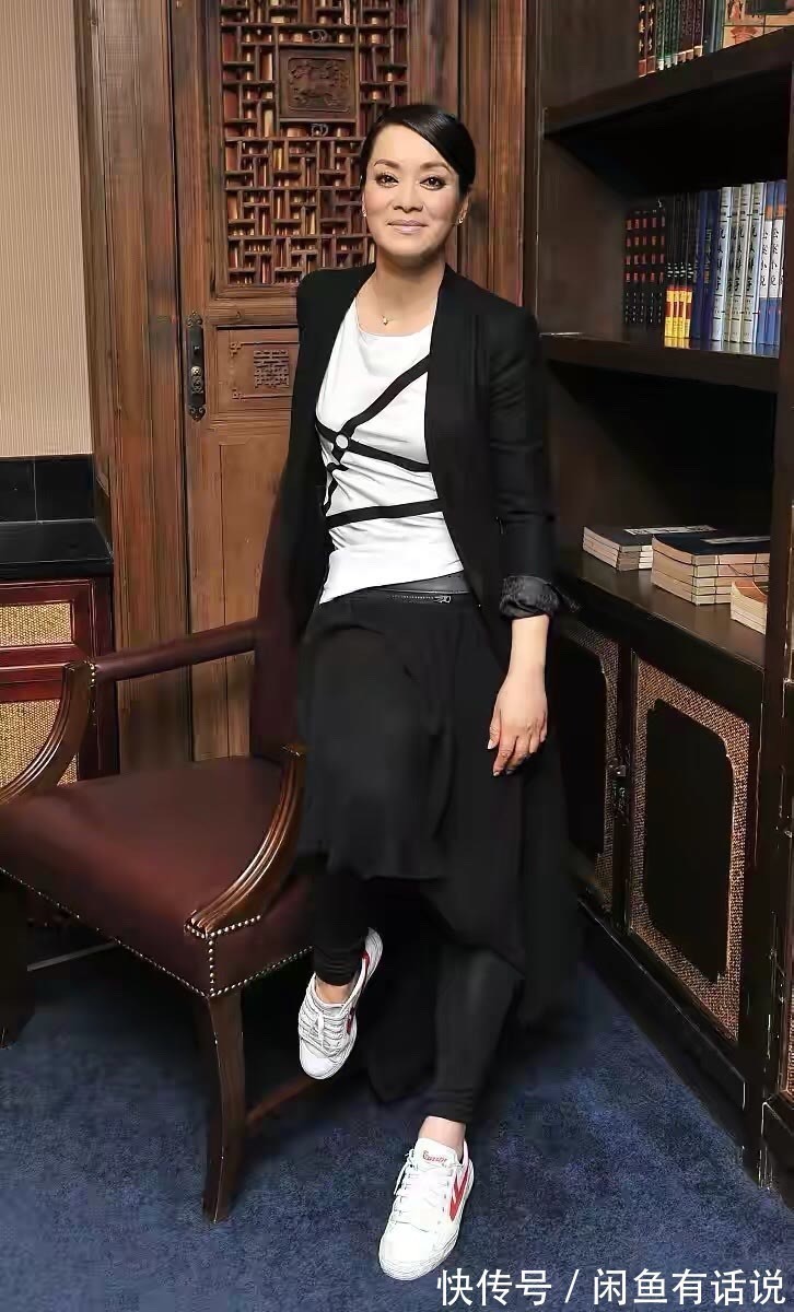 黑色 毛阿敏越老越潮,穿一身黑还扎个小揪揪,瘦成“麻杆”也有大姐范