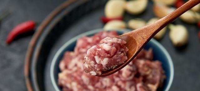 用茴香包饺子,万不可直接包,多加1步,茴香更翠绿,饺子更鲜香