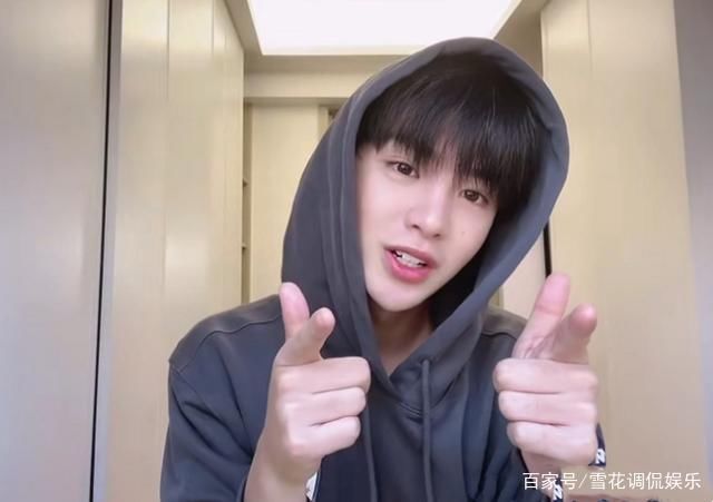 替代品 黄明昊录化妆vlgo,擦粉底液时没找到美妆蛋,看到替代品:长见识