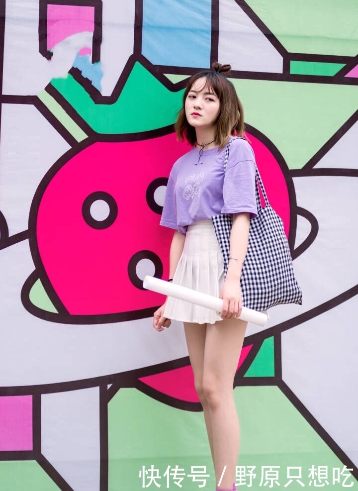 美女|街拍:美女黑色休闲衬衣搭配绿色牛仔热裤,气质超好!