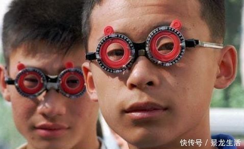 孩子|从小“近视”和不近视的孩子,长大后颜值有啥区别?过来人:差距