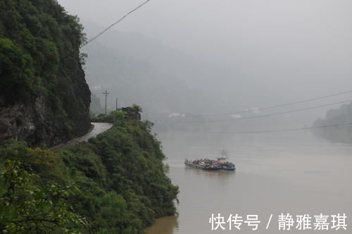 蜀河古镇|陕南的公路绝了！一边悬崖一边江水，车子还能坐轮渡过江