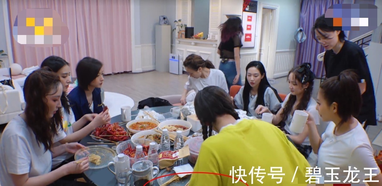 李斯丹妮绕了一圈坐到张雨绮旁边,孟佳看不下去,一句话真相了