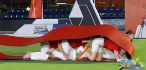 张大大|跑男游戏有毒,黄龄惨遭张大大咸猪手,baby看到以后吓得不敢玩了