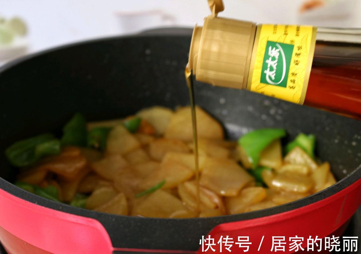 比肉都好吃的青椒炒土豆片，简单易上手，百吃不厌
