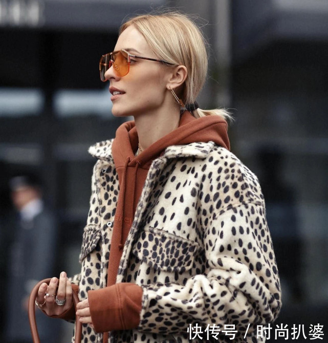 卫衣套装+大衣保暖又流行！可连维密超模上身也臃肿，怎么破？