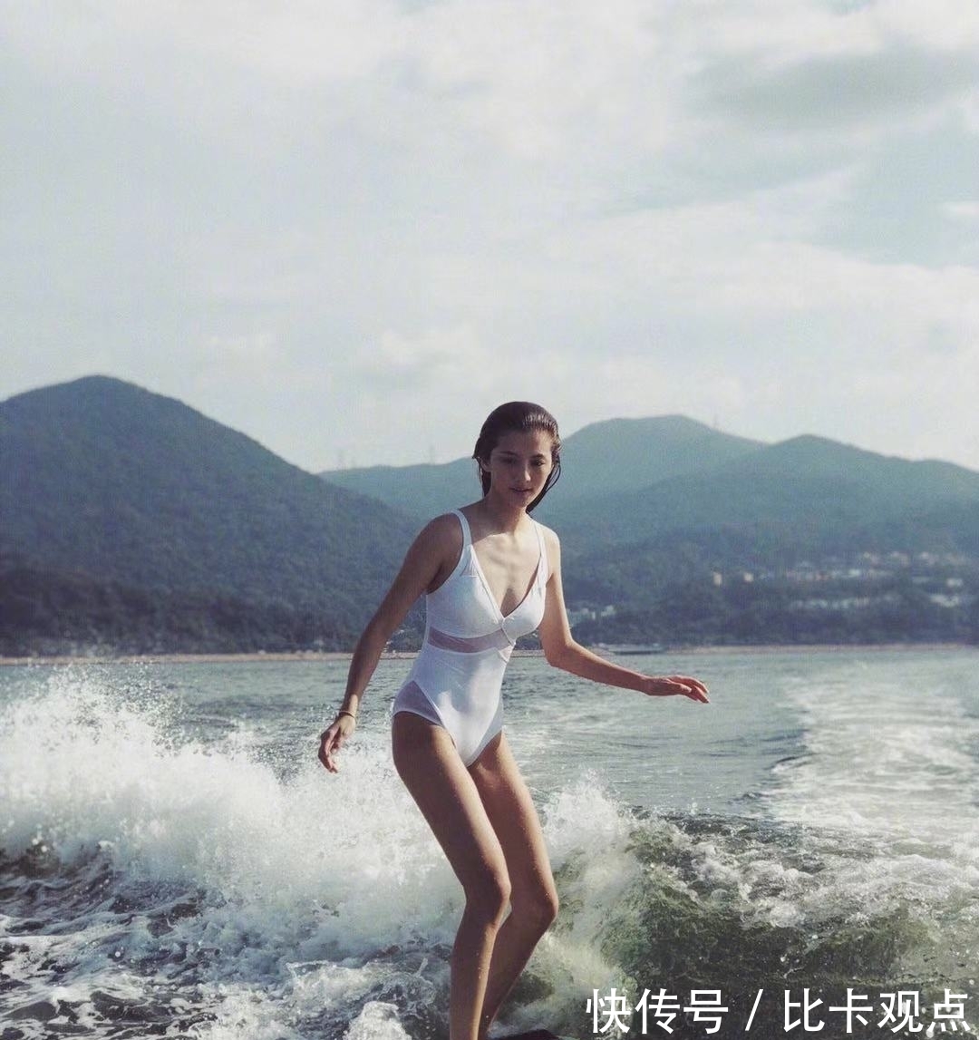 包臀裙|吴千语深V大秀好身材,没想到这双“漫画腿”却让人移不开眼!